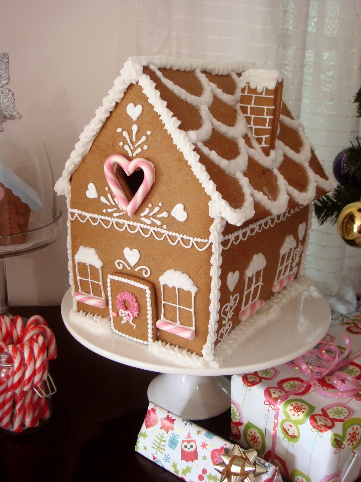 39+ Gingerbread House Decoration Ideas & Photos 2020